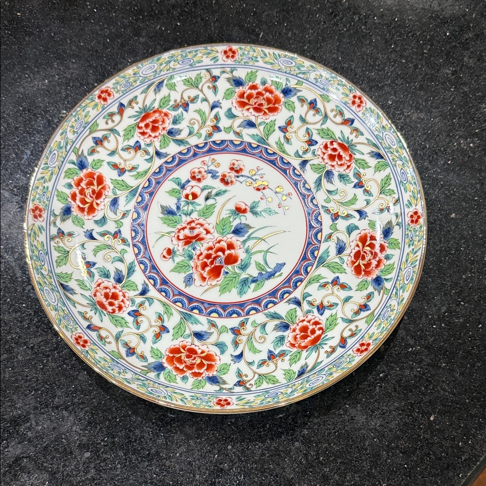 Exquisite Floral Patterned Plate